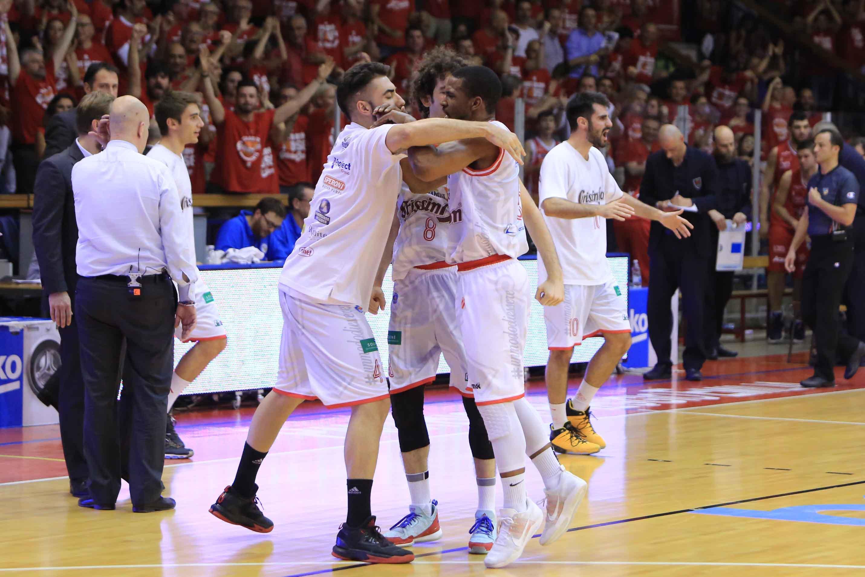 Finale scudetto riaperta, la Grissin Bon vince 81-72