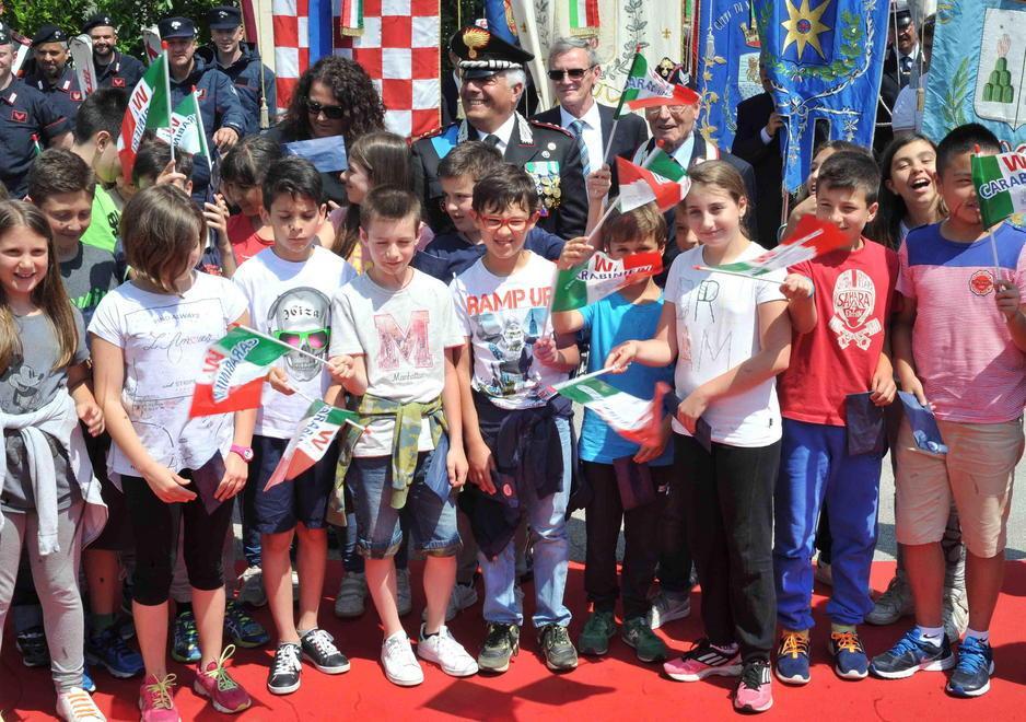 I militari schierati in alta uniforme 