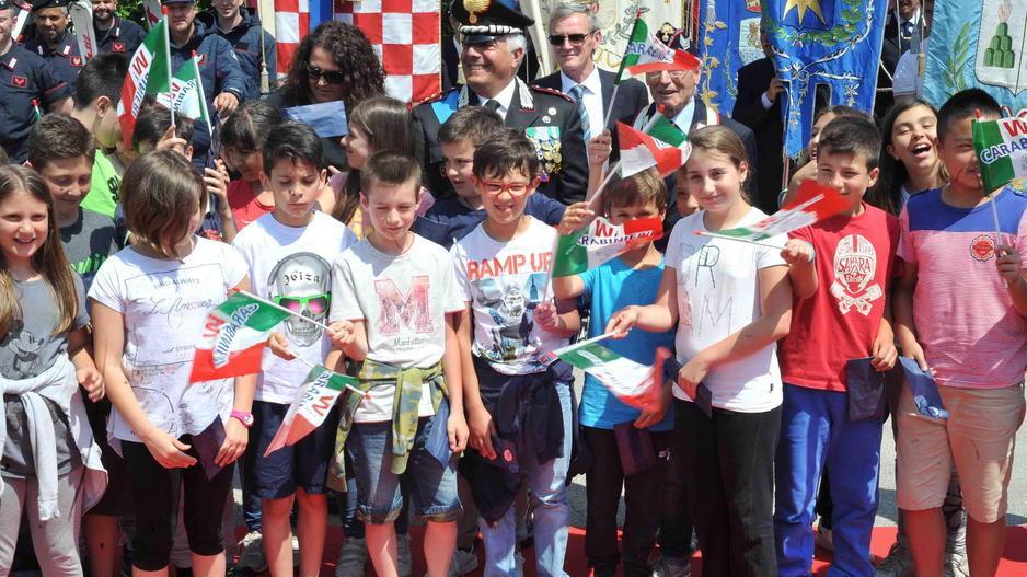 I militari schierati in alta uniforme