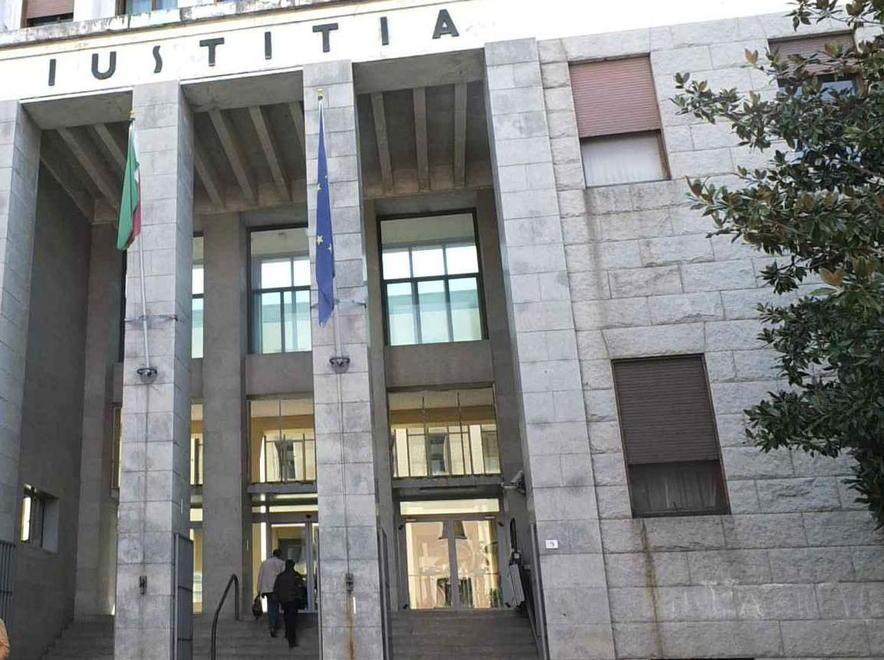 Una serata a bordo piscina, poi scattarono le accuse 