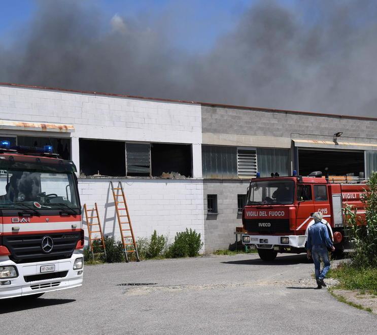 Tessuti bruciati nel rogo Arpat ordina di smaltirli 