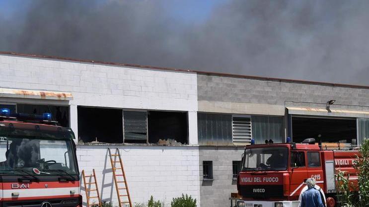 Tessuti bruciati nel rogo Arpat ordina di smaltirli