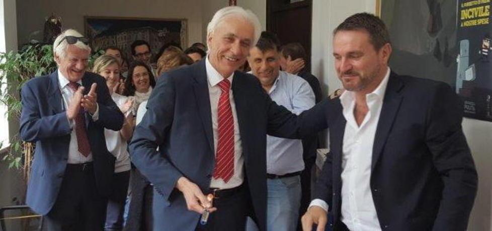 Neri consegna le chiavi del municipio: «Sono un po’ consumate»