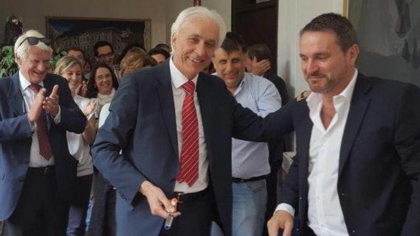 Neri consegna le chiavi del municipio: «Sono un po’ consumate»