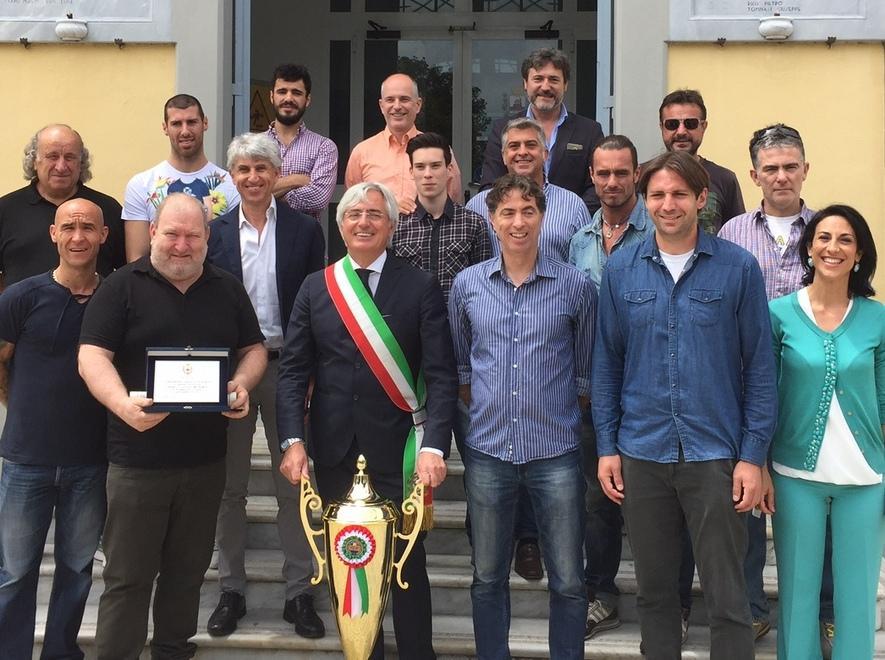 Una targa per i campioni rossoblù 