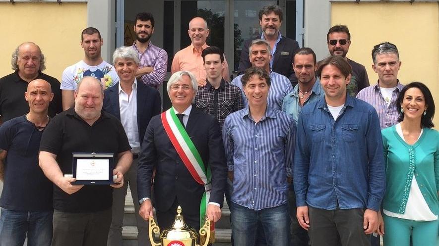 Una targa per i campioni rossoblù