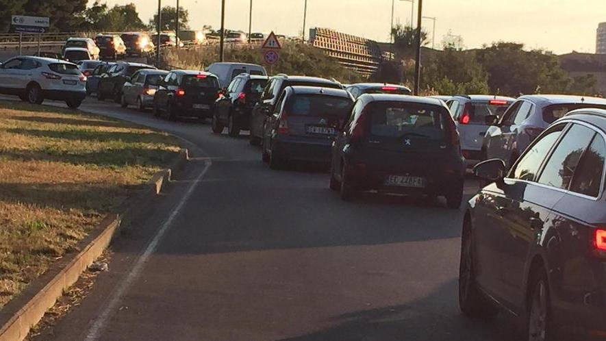 28mila passeggeri e prime file di auto