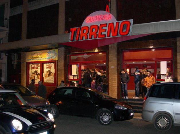Giù due pannelli dal soffitto interrotta la proiezione