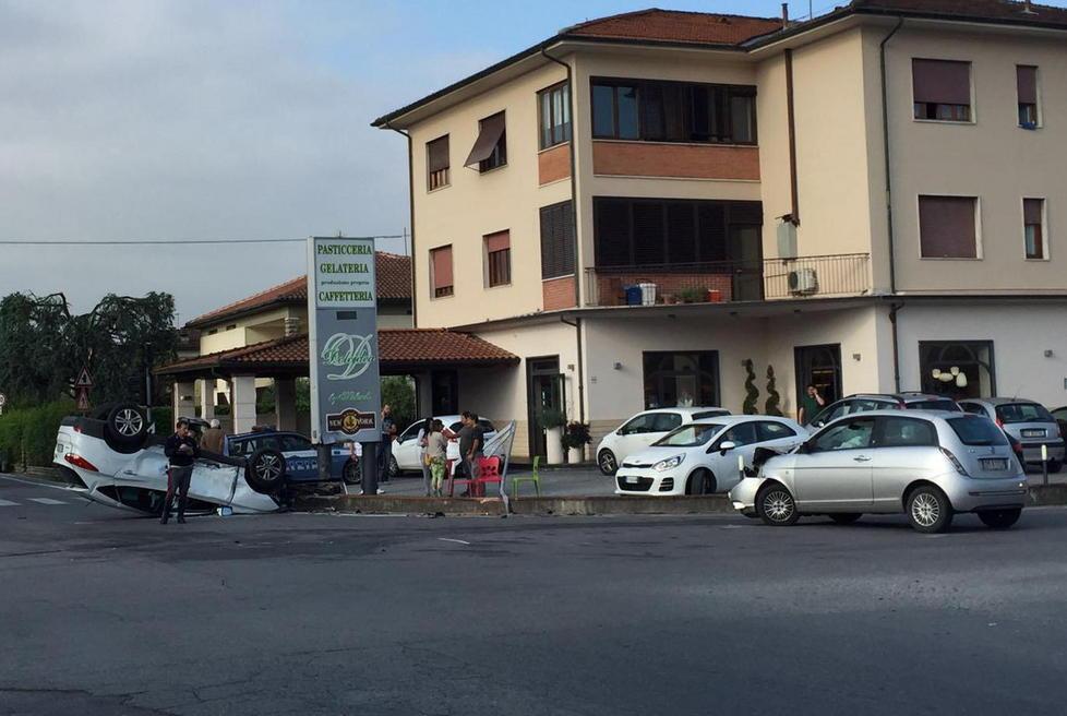 Ormai è un autoscontro al semaforo lampeggiante