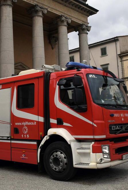 Brucia una discarica di rifiuti: è doloso