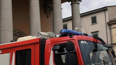 Brucia una discarica di rifiuti: è doloso