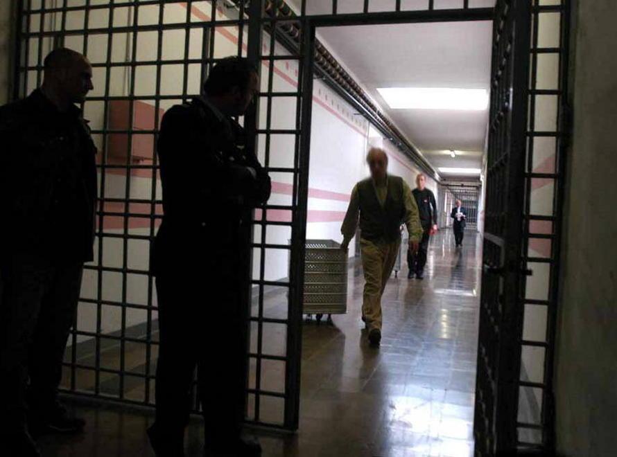 Aggredisce agente in carcere: condannato 
