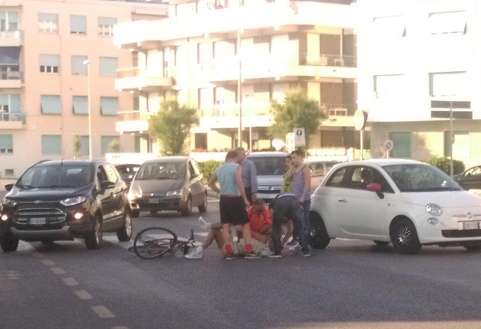 In bici investito sulle strisce pedonali