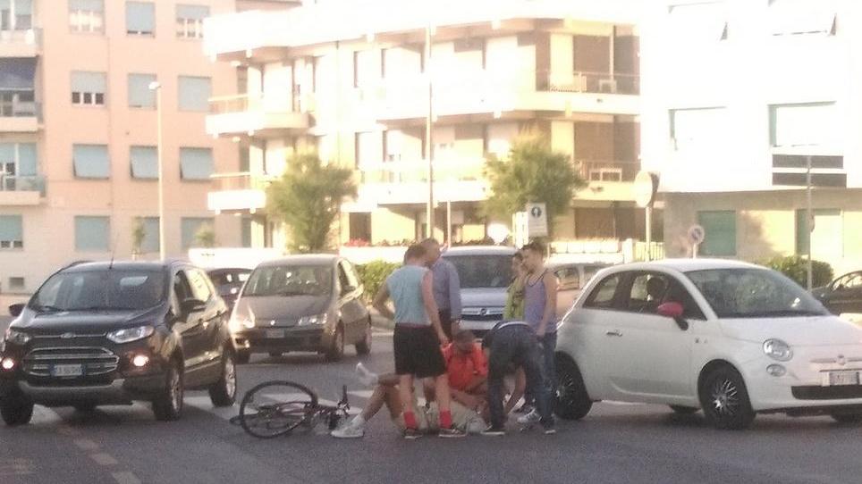 In bici investito sulle strisce pedonali