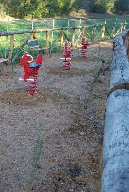 Il parco giochi di Giuncana devastato dai vandali