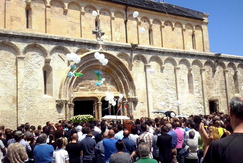 Il picchetto d’onore degli amici scout per il saluto a Luca 
