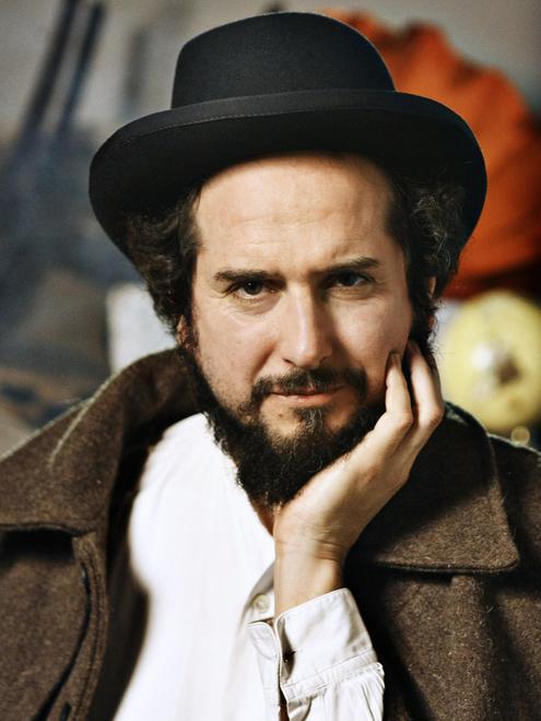 Vinicio Capossela si esibisce oggi alle ore 19 al teatro Eliseo