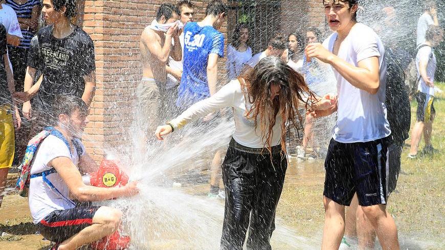 Ragazzi in festa: maxi-gavettone per la fine delle lezioni