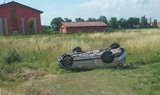 Rubano un’Audi A3 e l’abbandonano ribaltata nel campo 