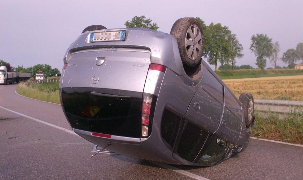 Auto sbanda sulla strada e si ribalta