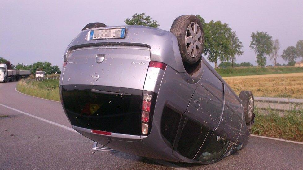 Auto sbanda sulla strada e si ribalta