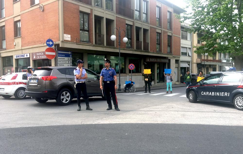 Gli sfrattati bloccano il traffico lungo la Tosco Romagnola 
