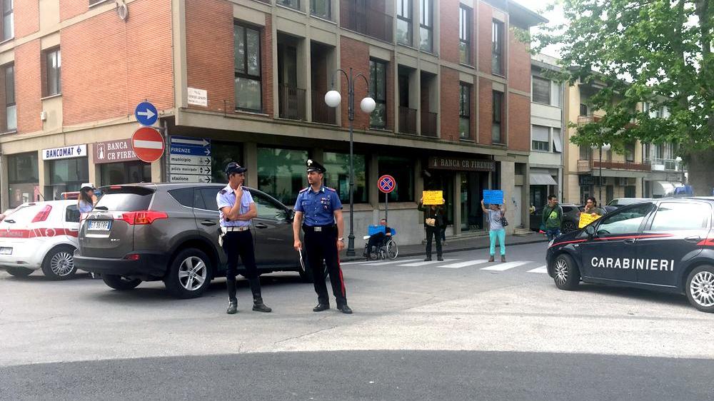 Gli sfrattati bloccano il traffico lungo la Tosco Romagnola