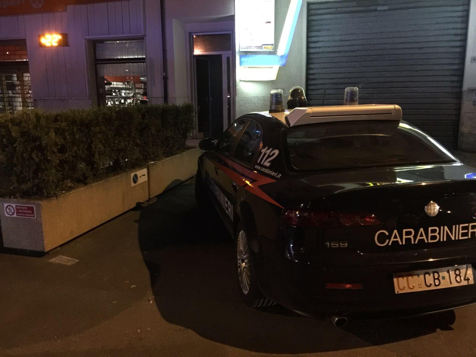 Ambulanza e carabinieri davanti alla casa di via Ximenes (foto Bf)