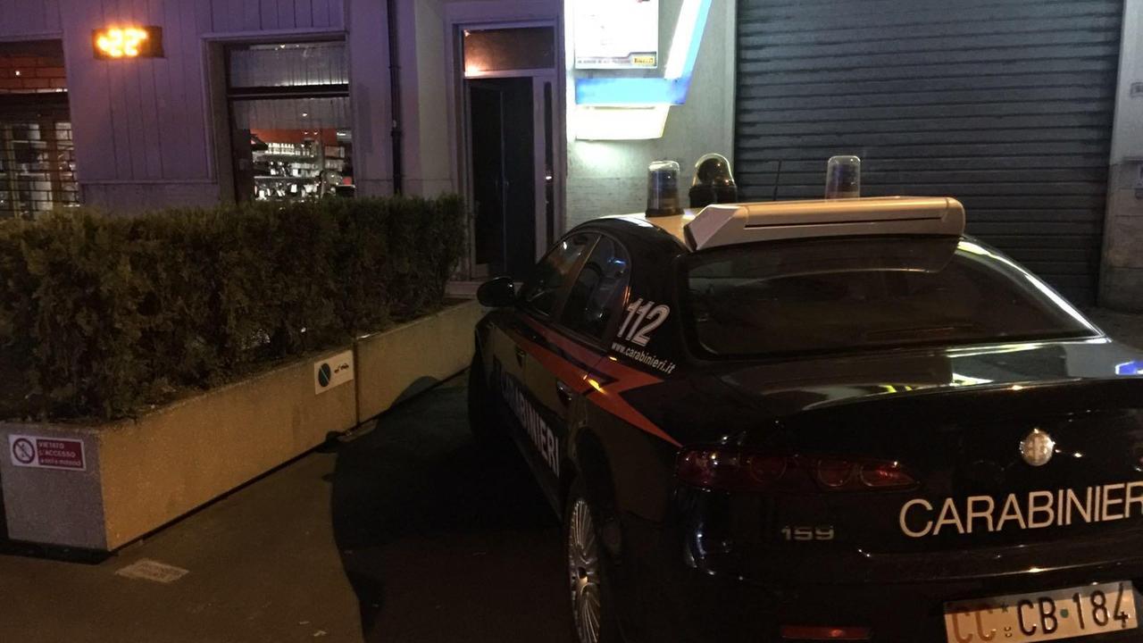 Ambulanza e carabinieri davanti alla casa di via Ximenes (foto Bf)