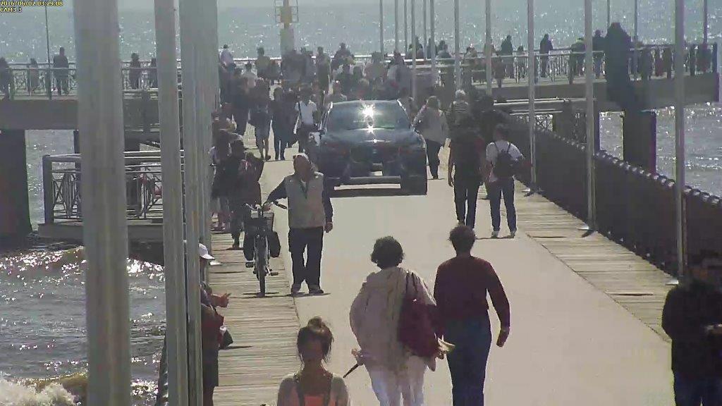 L'auto sul pontile di Tonfano