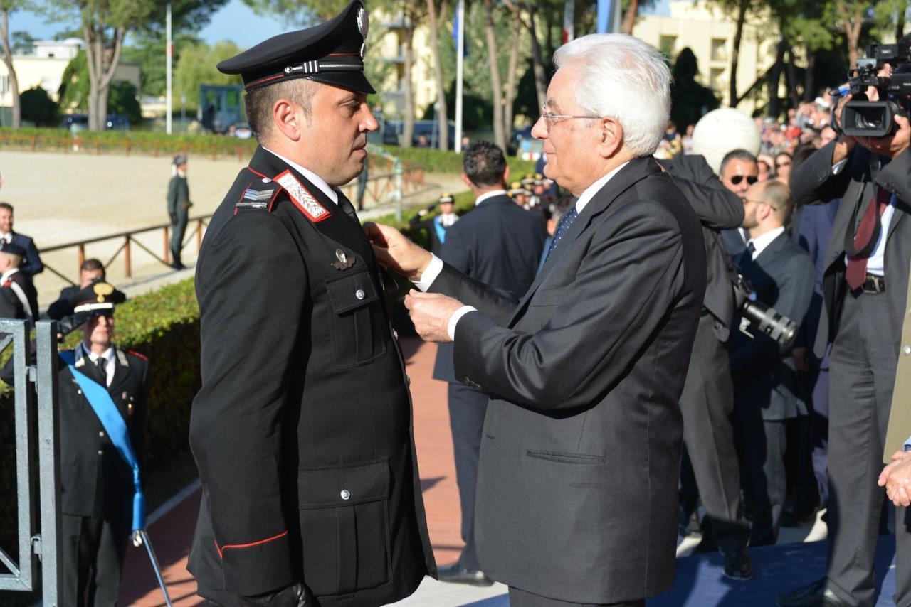 Il presidente della Repubblica appunta al petto del brigadiere Salvatore Cottone la medaglia d'argento al valore civile