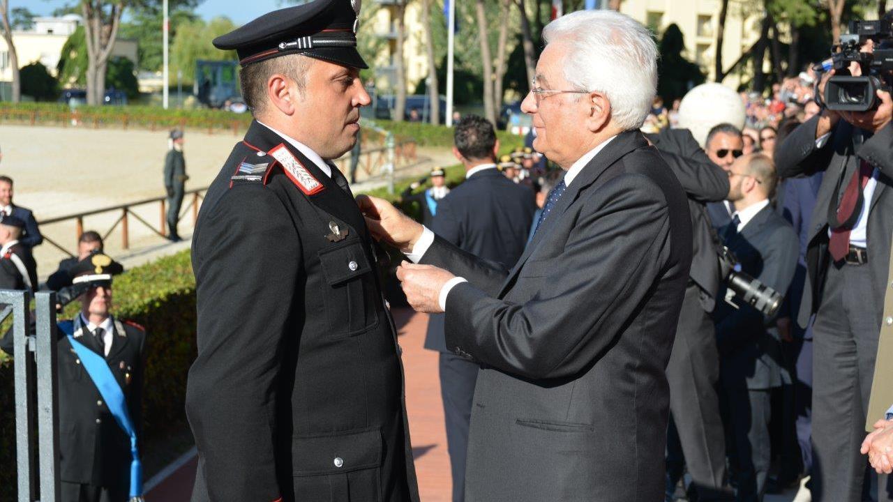 Il presidente della Repubblica appunta al petto del brigadiere Salvatore Cottone la medaglia d'argento al valore civile