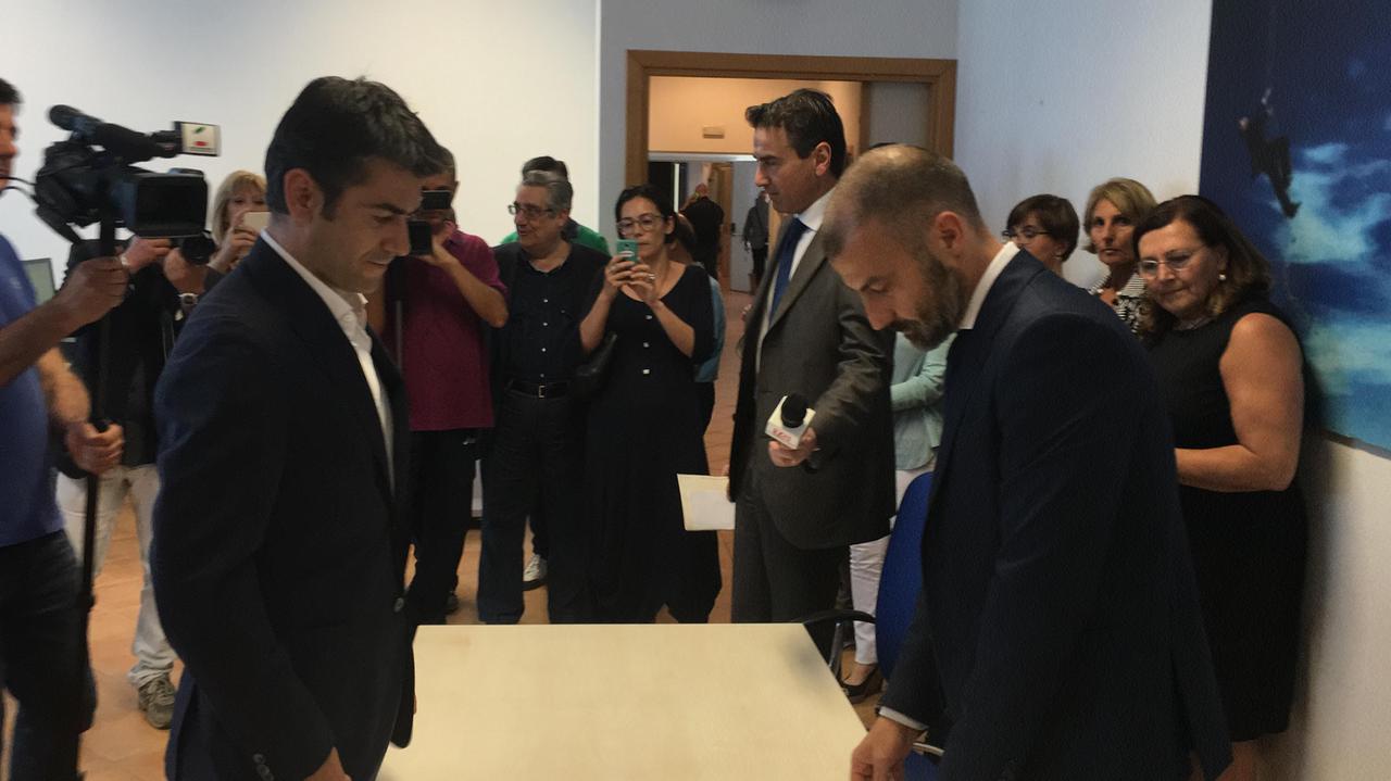 Massimo Zedda proclamato sindaco dal presidente dell'ufficio elettorale Enzo Luchi (foto Mario Rosas)
