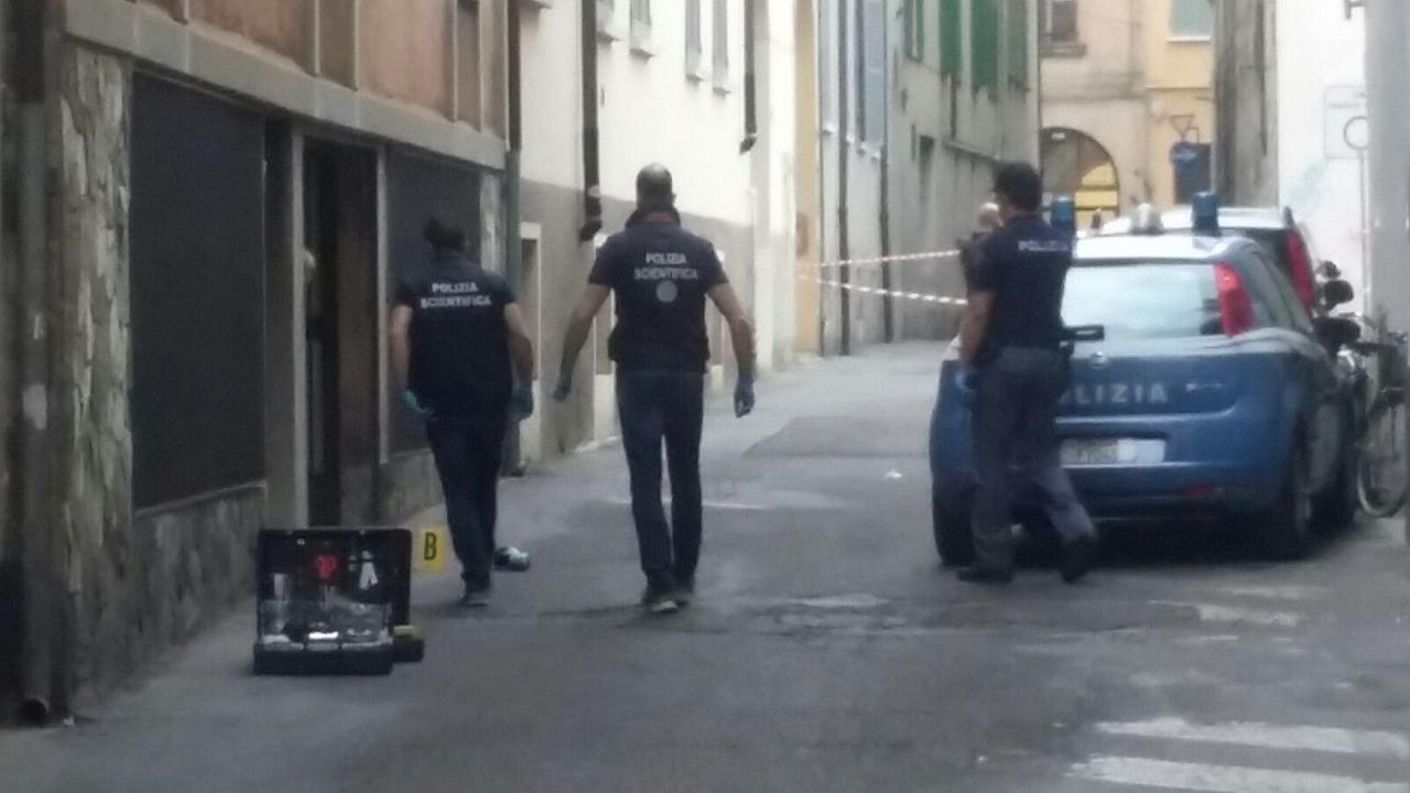 Lo accoltella all'addome e si dà alla fuga, omicidio in centro storico a Reggio Emilia