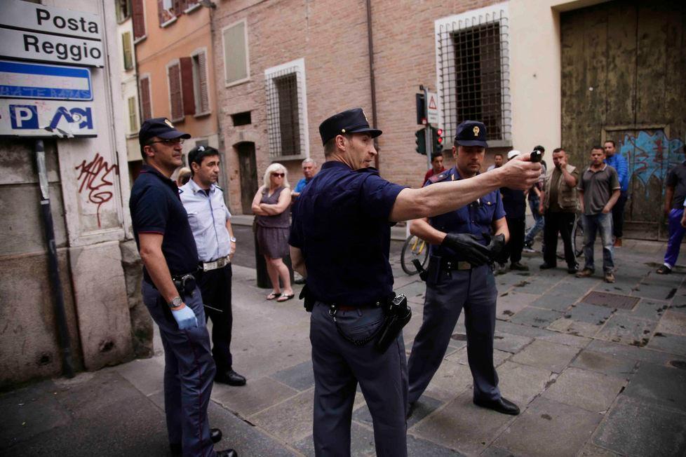 Accoltellato a morte nel cuore di Reggio Emilia, l'assassino ancora in fuga 