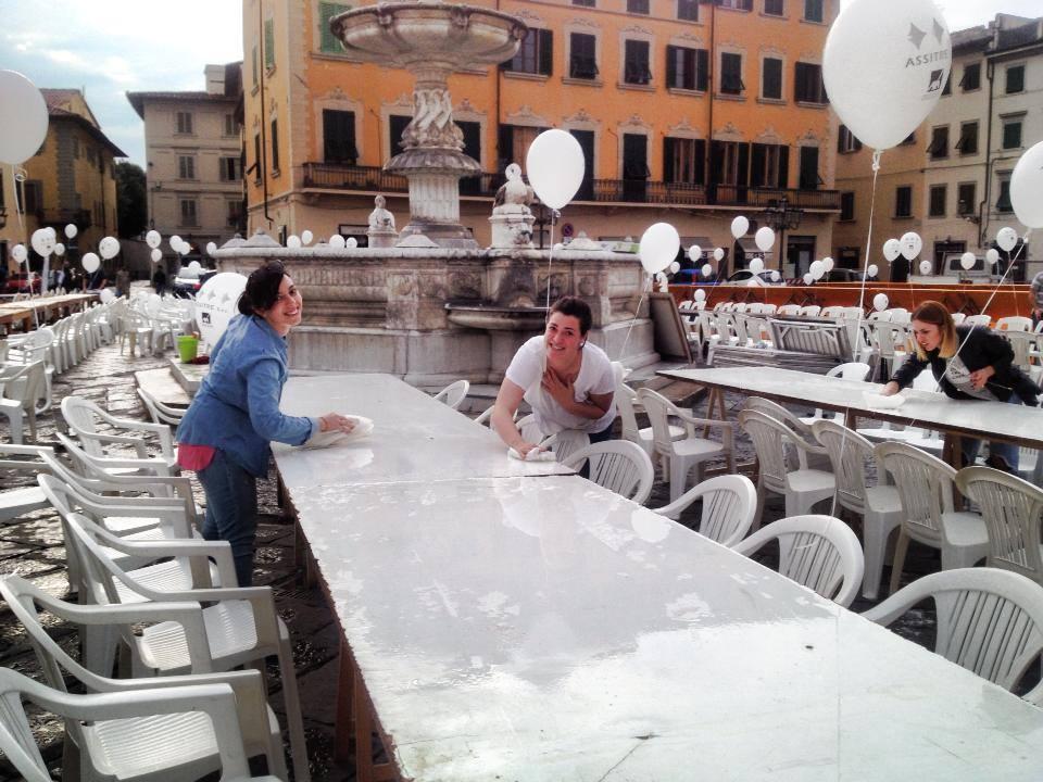 I tavoli allestiti in piazza Duomo