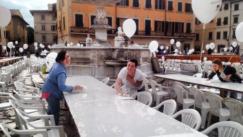 I tavoli allestiti in piazza Duomo