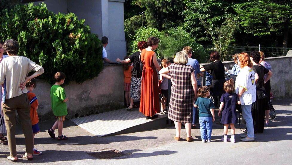 Ferro troppo alto nell’acqua della scuola: «Bimbi non bevete dal rubinetto» 