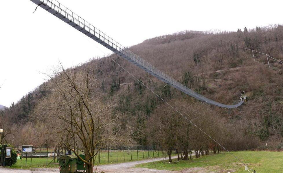 Artigiano si lancia dal Ponte Sospeso