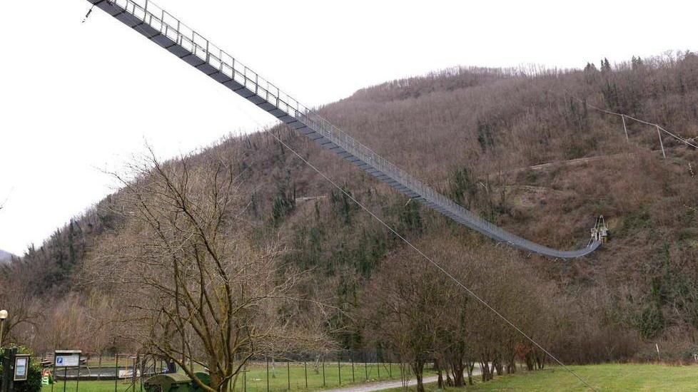 Artigiano si lancia dal Ponte Sospeso