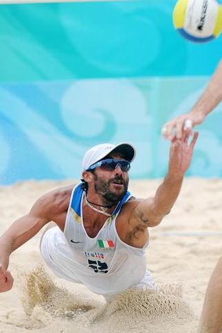 Le vacanze al mare si allungano giocando sulla spiaggia 