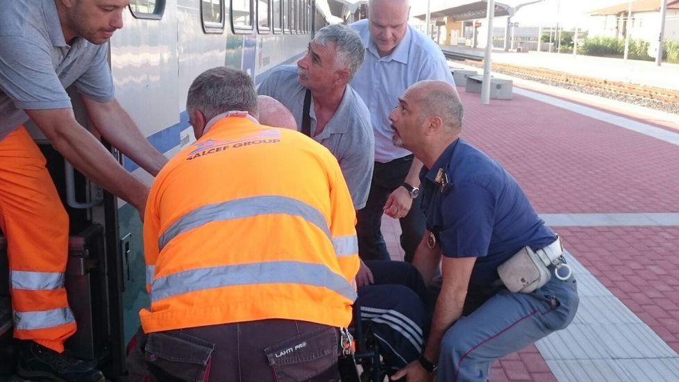 Fanno deviare un treno per far salire un disabile