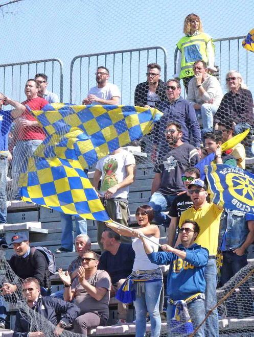 Carrarese, la mobilitazione dei tifosi azzurri 