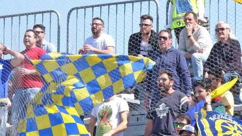 Carrarese, la mobilitazione dei tifosi azzurri
