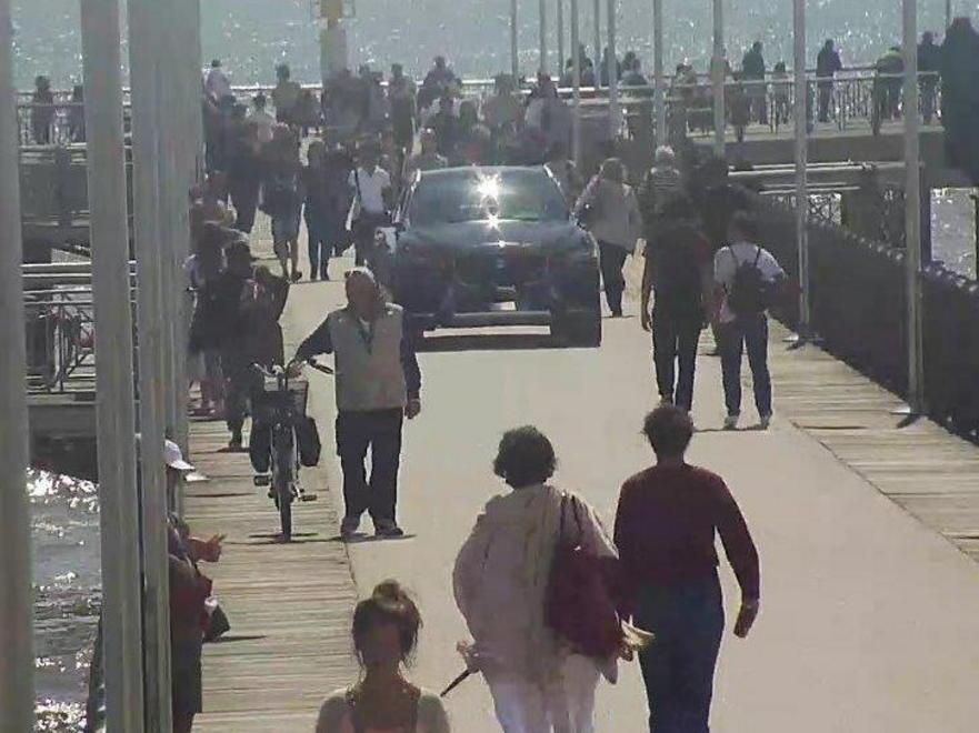 Con le Jaguar sul pontile in mezzo ai pedoni