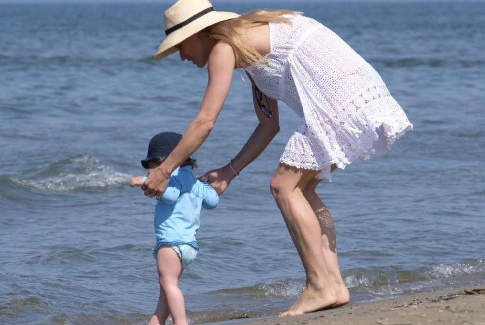 Michelle Hunziker, primo mare in Versilia