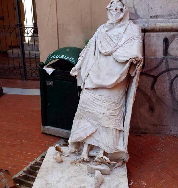 Raid dei vandali, opera danneggiata