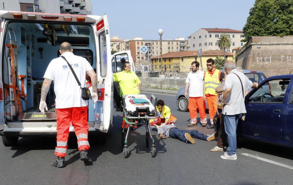 In bicicletta viene urtato da un’auto: ferito un 49enne