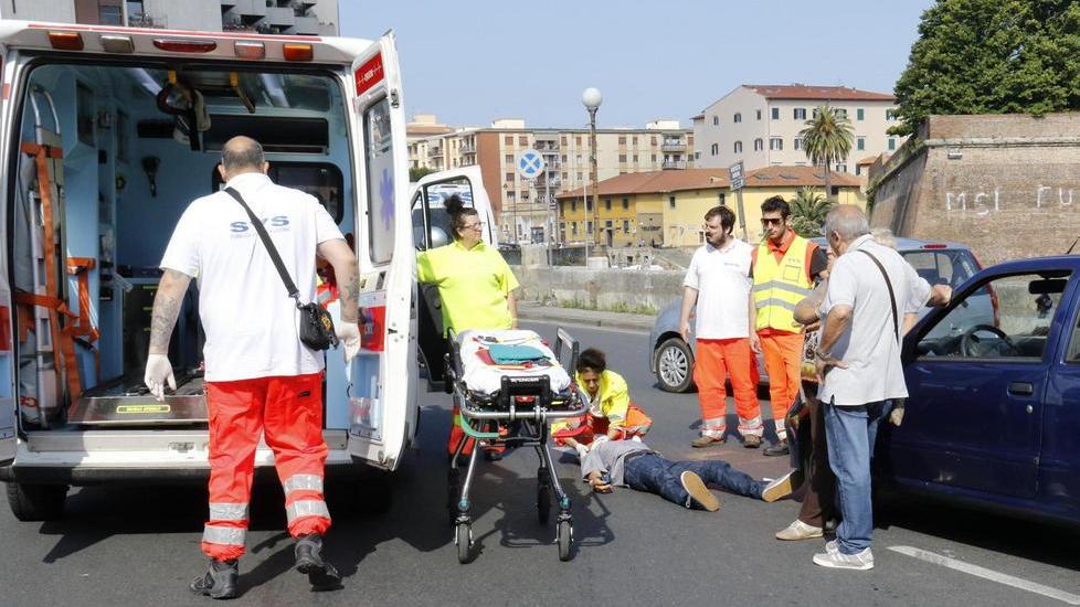 In bicicletta viene urtato da un’auto: ferito un 49enne