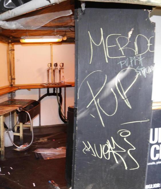 Devastato il The Cage vandali danneggiano la sede dentro e fuori 